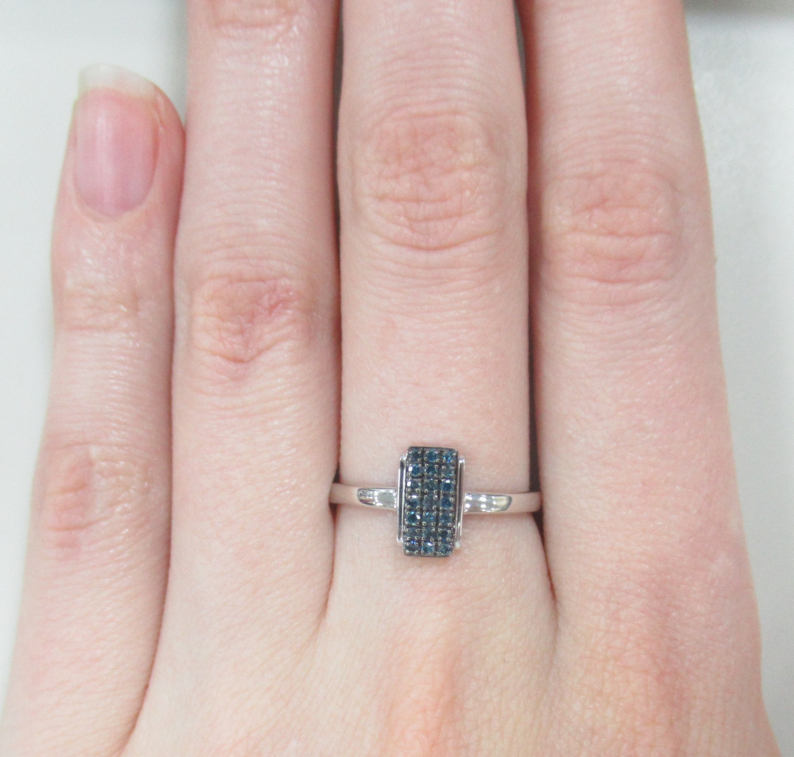 Серебряное кольцо с голубыми бриллиантами